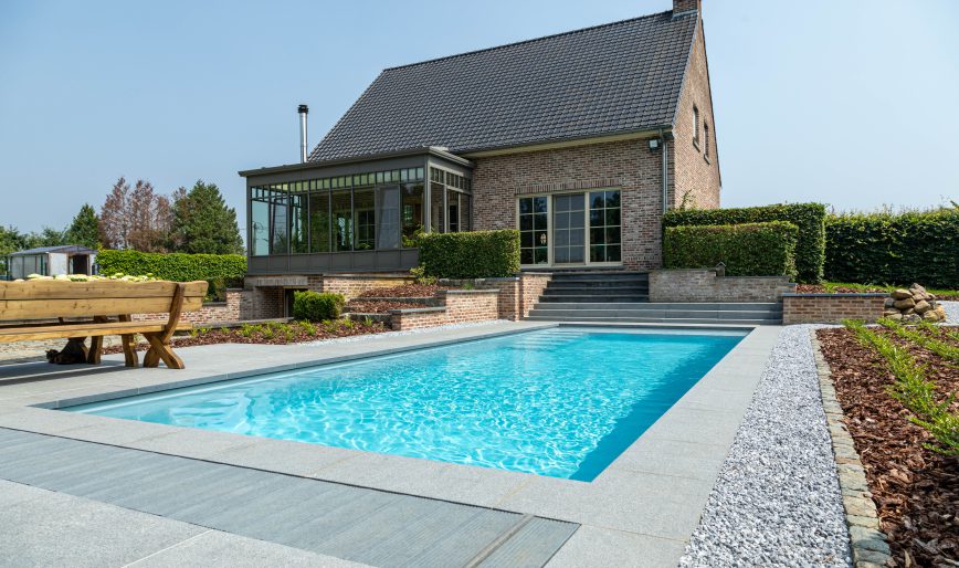 Comment placer une piscine dans le jardin et quelle place faut-il prévoir ?