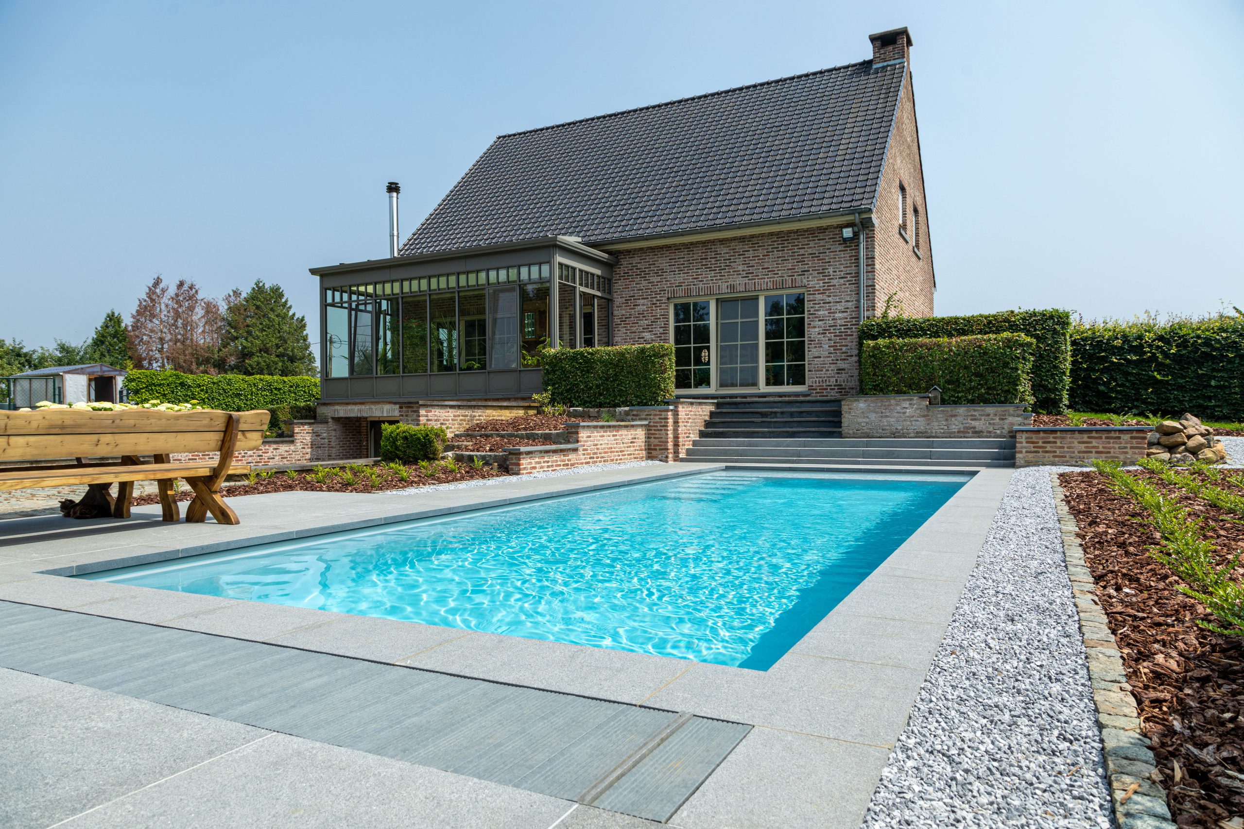 Hoe positioneer je een zwembad in de tuin en welke ruimte moet je voorzien?